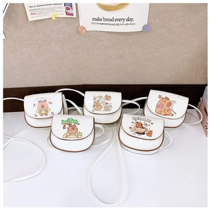 Collection détaillée de mini sacs bandoulière blancs avec motifs de capybara