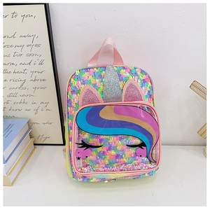 Detail eines farbenfrohen Einhorn-Pailletten-Rucksacks für Kinder mit Glitzerhorn