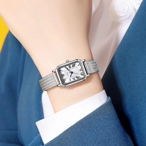 Orologio al quarzo rettangolare in argento con numeri romani e cinturino in maglia milanese