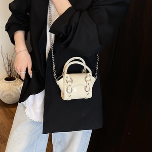 Mini cream patent leather handbag with silver rings and chain strap for girls