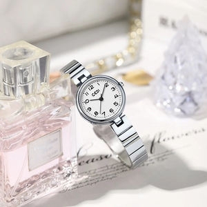 Montre GEDI minimaliste en argent pour femme avec petit cadran rond et bracelet en métal