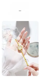 Gros plan sur la montre à quartz dorée ovale avec bracelet en maille et strass