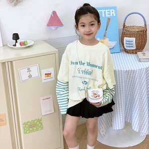 Sac bandoulière Capybara mignon avec tenue décontractée jaune à manches longues fille