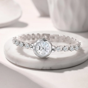 Montre bracelet argentée pour femme avec cadran en nacre et accents de cristaux