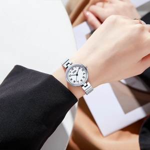 Élégante montre à quartz argentée pour femme avec cadran blanc rond et bracelet métallique