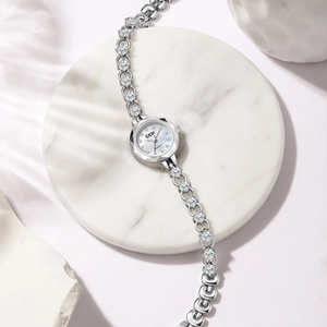 Montre à quartz GEDI argentée élégante pour femme avec bracelet chaîne en cristal brillant