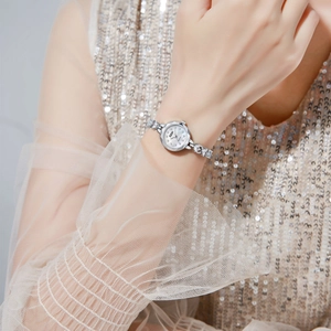 Montre bracelet élégante en argent pour femme avec cadran nacré et incrustation de cristal