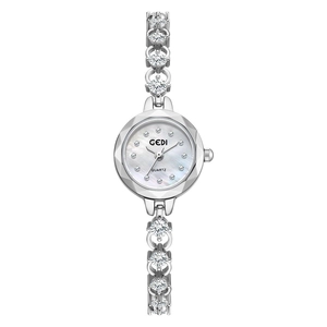 Montre à quartz argentée élégante pour femme avec cadran nacré et bracelet en cristal