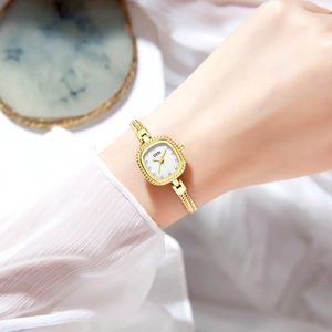 Montre GEDI dorée élégante pour femme avec cadran carré et bracelet en maille fine