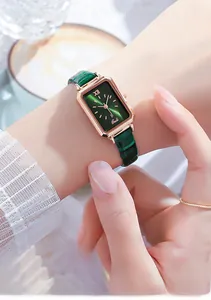 Detail der quadratischen dunkelgrünen Lederuhr von Gedi mit Roségoldgehäuse am Handgelenk