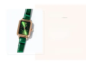 Detail einer Vintage-Quadratuhr mit smaragdgrünem Zifferblatt und roségoldenem Gehäuse