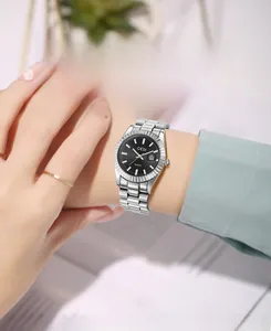 Détail de la montre GEDI pour femme avec bracelet en acier et cadran noir effet soleil