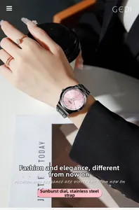 Gros plan d'une montre pour femme avec cadran rose et bracelet en acier noir au poignet
