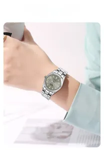 Montre à quartz en acier argenté avec guichet de date au poignet élégant de femme