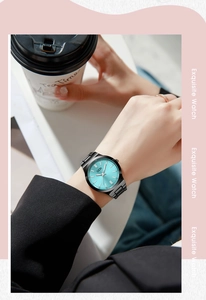 Montre pour femme avec cadran vert menthe et bracelet élégant en acier noir mat