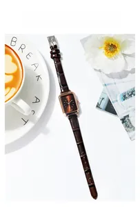 Details der eleganten quadratischen Roségold-Uhr mit braunem Lederarmband in Krokostil