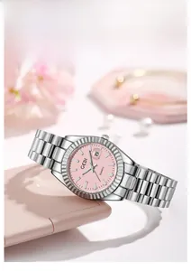 Détail du cadran rose avec lunette cannelée argentée et bracelet en acier inoxydable