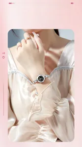 Détail d'une montre-bracelet argentée avec strass portée sur un fond de soie délicate