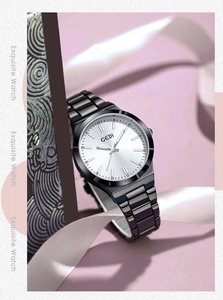 Montre quartz femme avec cadran argenté et bracelet acier sur fond de soie élégant