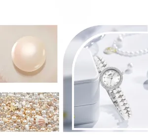 Détail d'une montre à quartz pour femme avec bracelet en perles et cadran en nacre