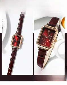Details des goldenen rechteckigen Uhrengehäuses mit weinrotem Zifferblatt und Lederarmband
