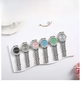Détail de montres à quartz pour femmes avec bracelets en acier inoxydable en six couleurs