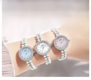 Gros plan détaillé de montres à bracelet perle avec cadrans scintillants en nacre pure