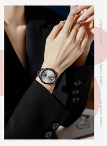 Montre GEDI exquise pour femme avec cadran gris soleil portée par un mannequin pro