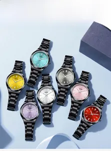 Collection de montres à quartz élégantes avec cadrans colorés et bracelets en métal noir
