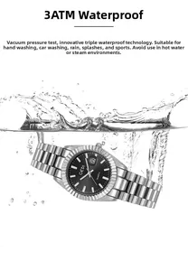Gros plan de la montre à quartz GEDI argentée dans l'eau montrant l'étanchéité 3ATM