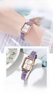 Detailansicht einer lila Lederarmbanduhr mit roségoldenem rechteckigem Gehäuse am Handgelenk