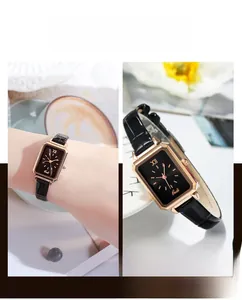 Detail einer eckigen schwarzen Uhr mit roségoldenem Gehäuse und Krokodillederarmband