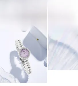 Détail de montre luxe femme avec cadran nacre violette et bracelet en perles