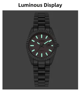 Affichage lumineux de montre en acier avec aiguilles et index verts dans le noir
