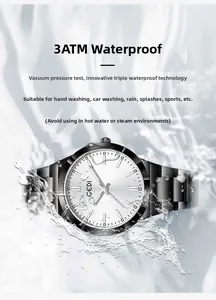 Gros plan d'une montre GEDI argentée avec résistance à l'eau 3ATM et éclaboussures d'eau