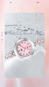 Détail d'une montre bracelet argentée avec pierres roses et cadran dans l'eau