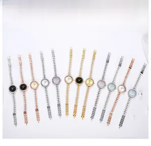 Douze montres élégantes avec bracelet en perles, lunette en strass et cadrans colorés