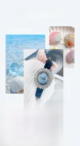 Détail du cadran bleu nacré et de la lunette sertie de cristaux sur la montre en cuir