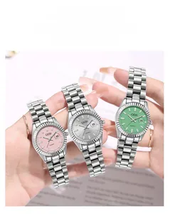 Comparaison détaillée de trois montres pour femmes en acier avec calendrier et lunette cannelée