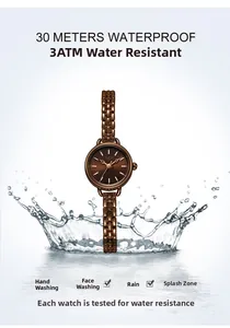 Dettaglio dell'orologio GEDI con impermeabilità 3ATM su fondo d'acqua spruzzata