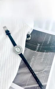 Gros plan d'une montre GEDI pour femme avec cadran ovale serti de strass et bracelet en cuir