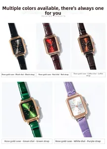 Detail einer quadratischen roségoldenen Uhr mit Lederarmband und römischem Zifferblatt