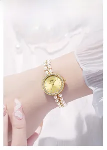 Vue détaillée de la montre femme luxe avec lunette strass et bracelet en perles