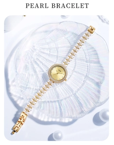 Détail d'une montre de luxe avec bracelet en perles, cadran doré et strass étincelants