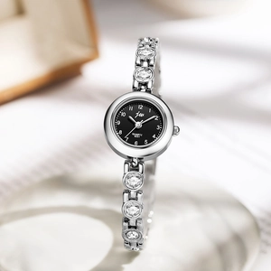Élégante montre femme en argent avec bracelet en cristal et cadran noir chic