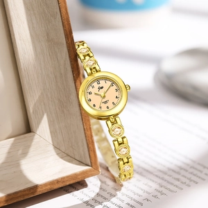 Montre bracelet élégante en or pour femme avec cristaux champagne et cadran rond à quartz