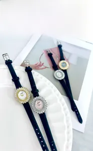 Gros plan de montres tournesol élégantes avec lunette en strass et bracelet en cuir