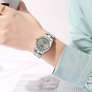 Montre à quartz GEDI en acier inoxydable avec lunette cannelée et cadran vert olive