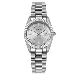 Montre à quartz en acier argenté avec lunette cannelée et bracelet à cinq maillons
