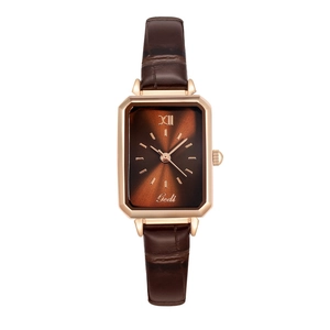Elegante Vintage quadratische Damenuhr mit braunem Lederarmband und roségoldenem Gehäuse